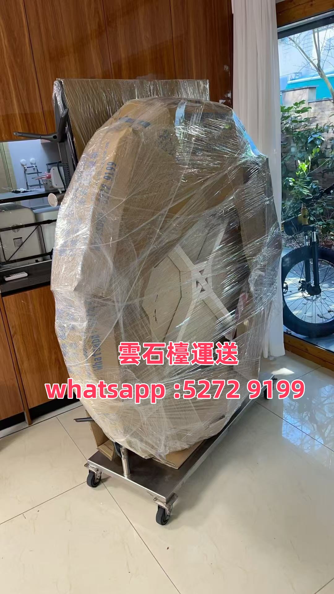 工人進行單位清拆工程並整理裝修廢料